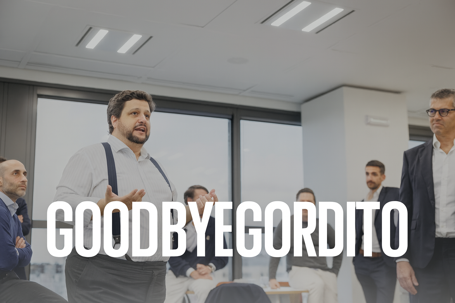 Manu Soriano de pie hablando en una sala de reuniones con el rótulo Goodbye Gordito sobreimpreso