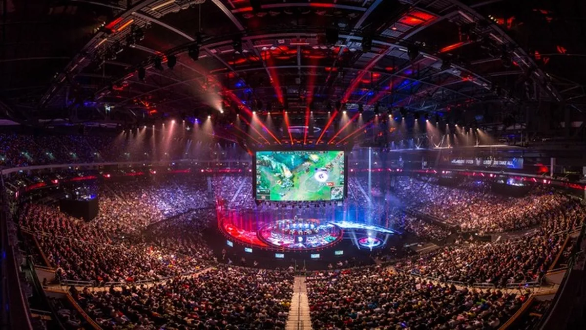 Estadio repleto en el Mundial de League of Legends con escenario iluminado y pantalla gigante