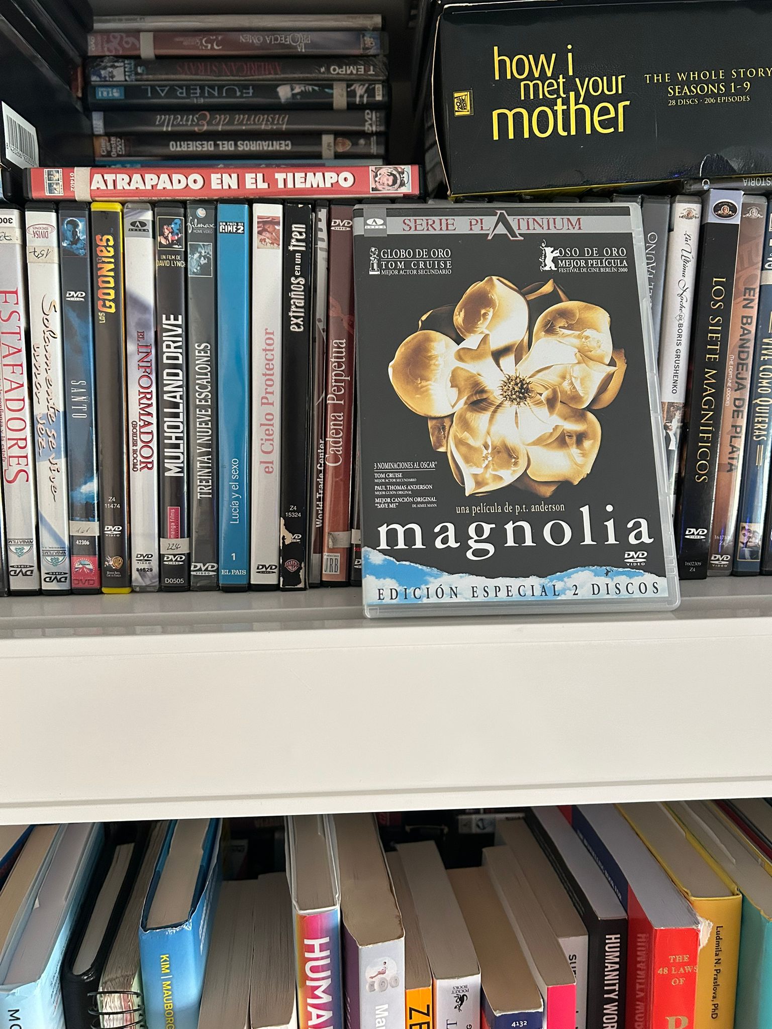 DVD de la película Magnolia de Paul Thomas Anderson entre otros títulos en una estantería de cine
