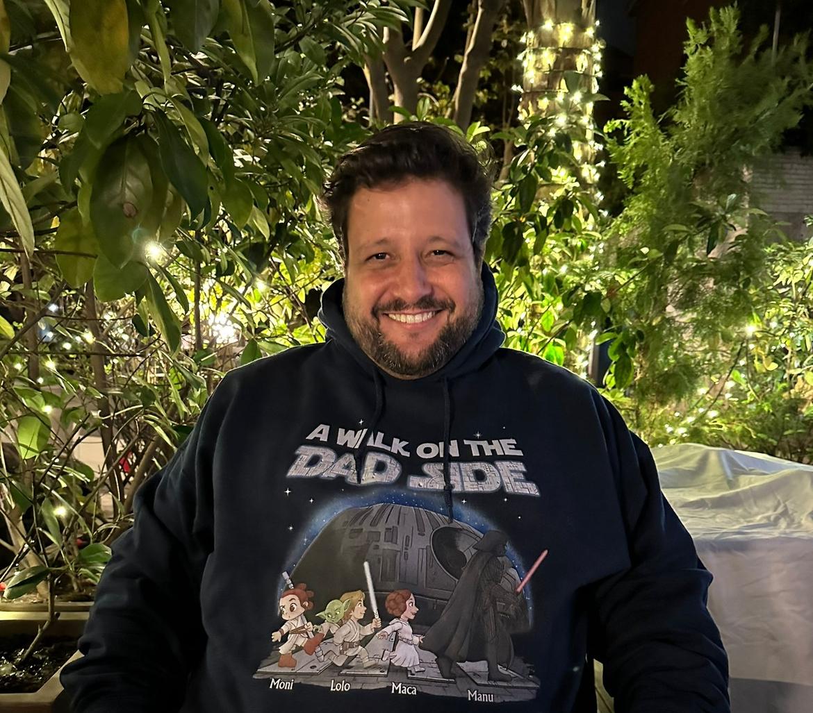 Manu Soriano sonríe en un jardín nocturno con sudadera de Star Wars A Walk on the Dad Side