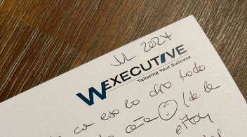 Carta manuscrita con membrete de W Executive fechada en julio de 2024 sobre una mesa de madera