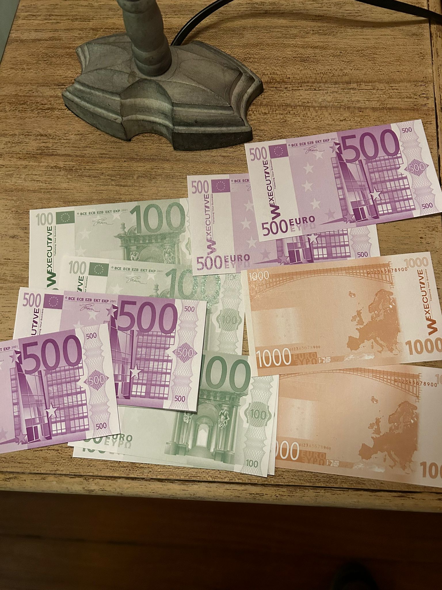 Billetes de juego de 100, 500 y 1000 euros con marca W Executive, las monedas W del casino