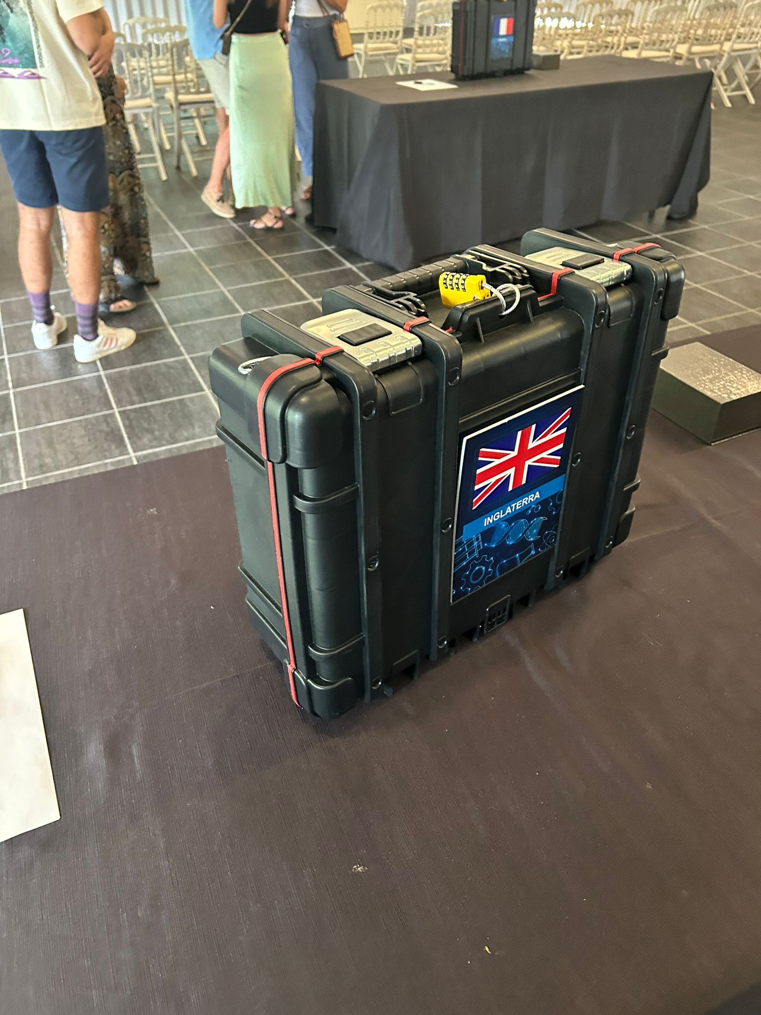Maletín hermético con candado y la bandera de Inglaterra, prueba del juego de escape por equipos