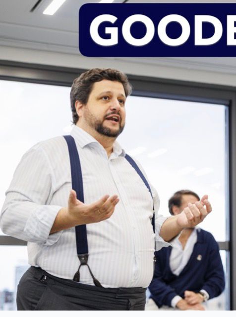 Manu Soriano con tirantes hablando ante un equipo en mayo de 2025, antes de su pérdida de peso