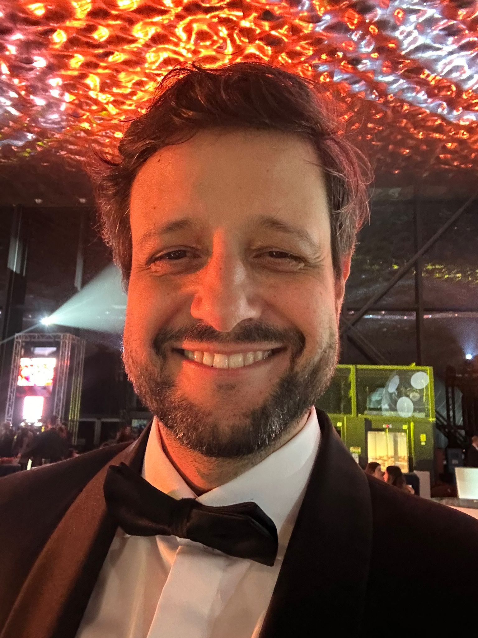 Manu Soriano sonríe con esmoquin y pajarita en diciembre de 2025, visiblemente más delgado