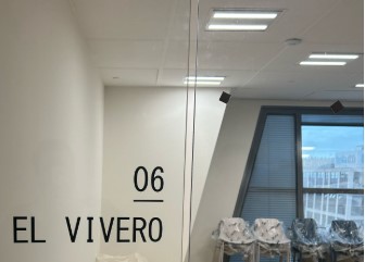 Sala de la nueva sede con rótulo en pared que indica 06 El Vivero