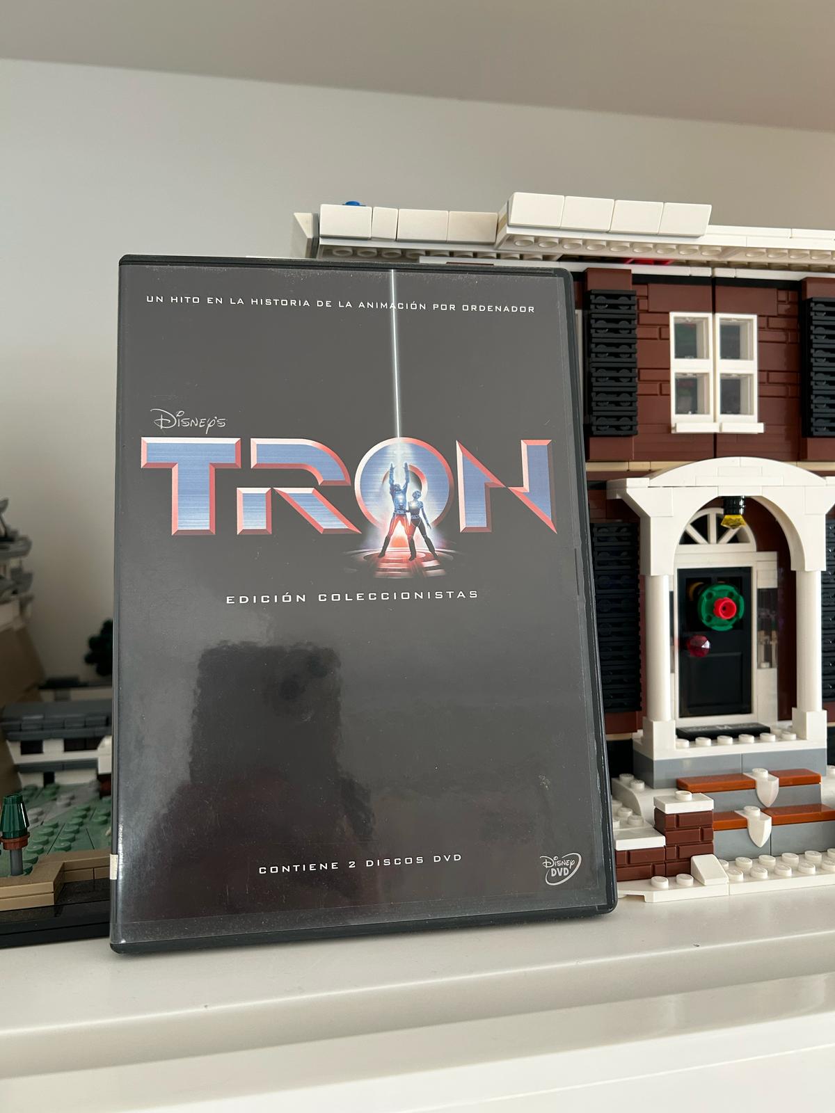 Caja del DVD de TRON edición coleccionistas de Disney junto a una maqueta de Lego