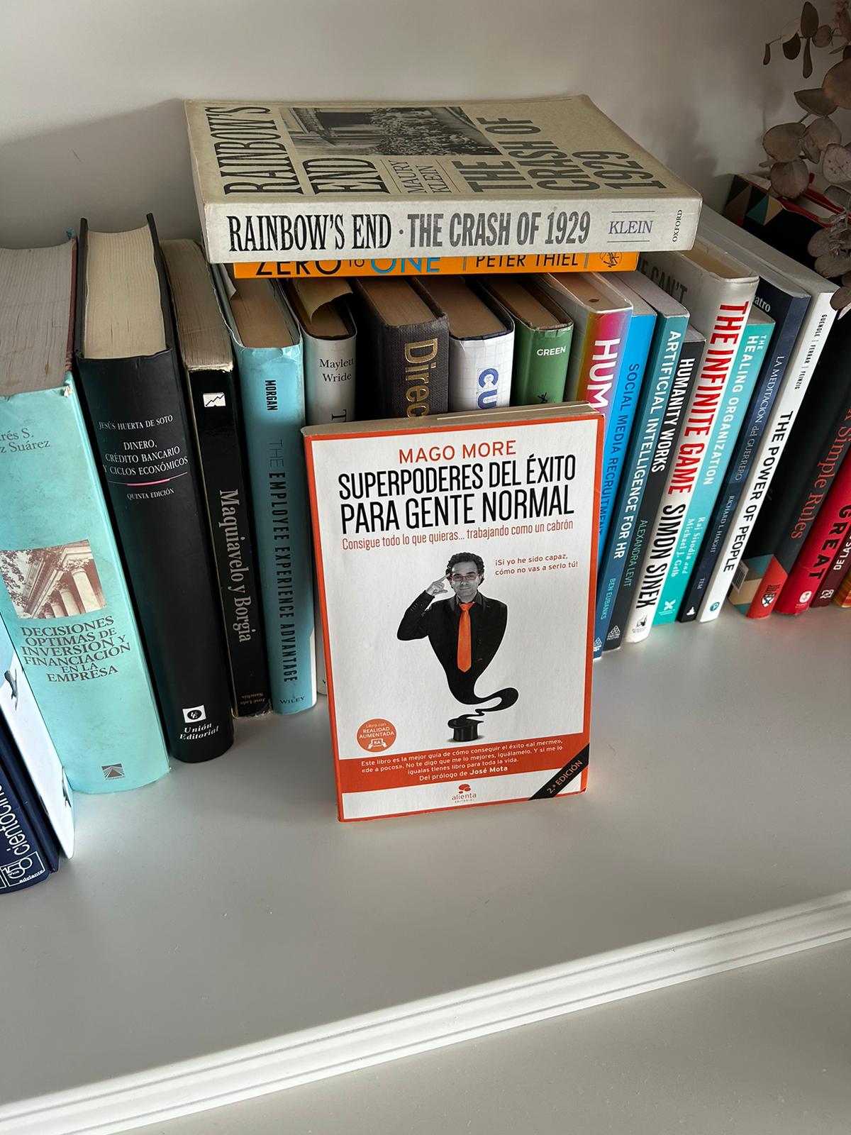 Libro Superpoderes del éxito para gente normal de Mago More en una estantería