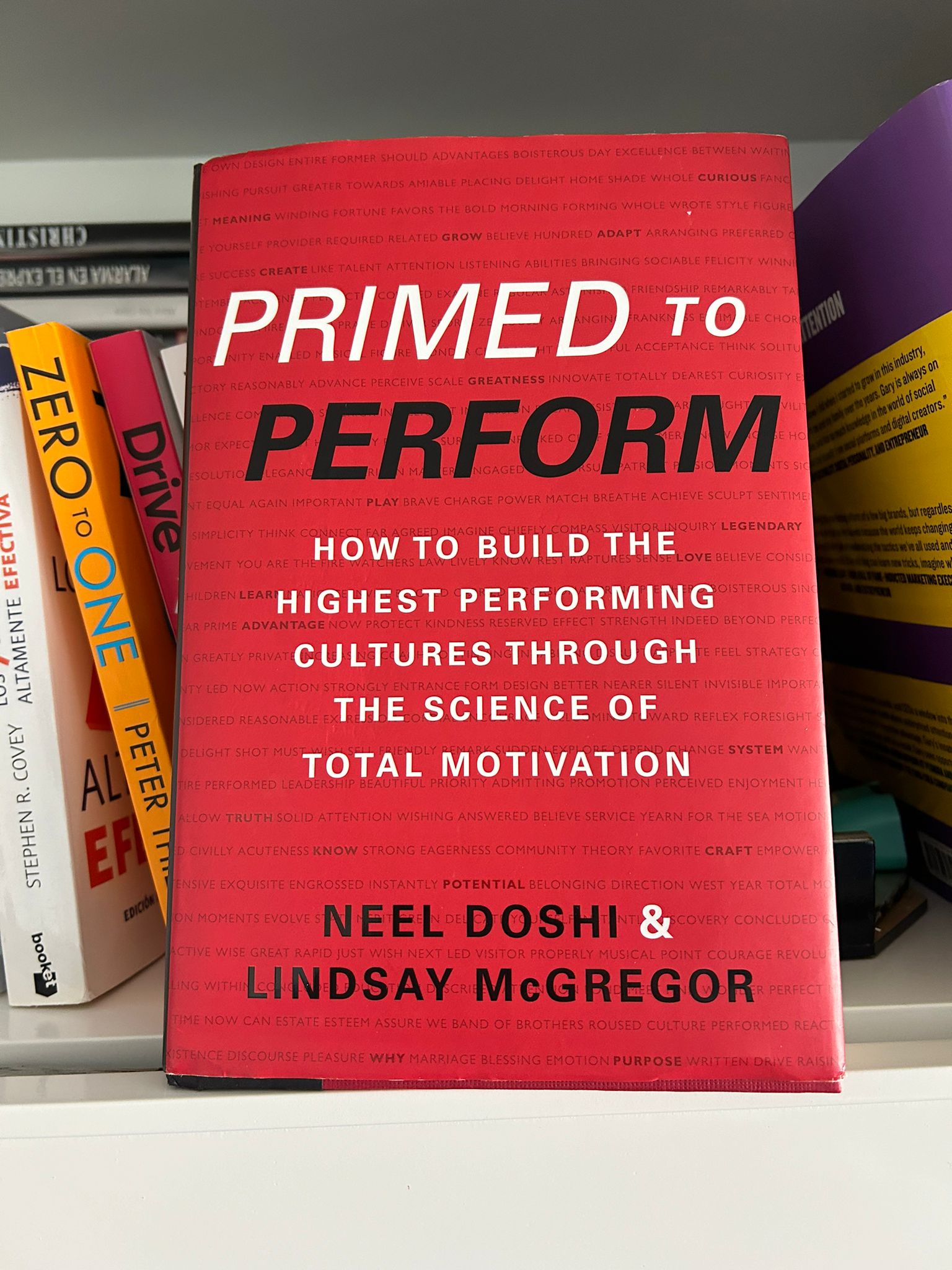 Libro Primed to Perform de Neel Doshi y Lindsay McGregor en una estantería