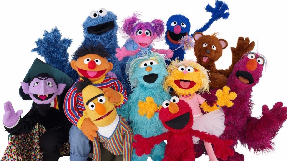 Grupo de personajes de Barrio Sésamo, entre ellos Epi, Blas, Elmo y el Conde