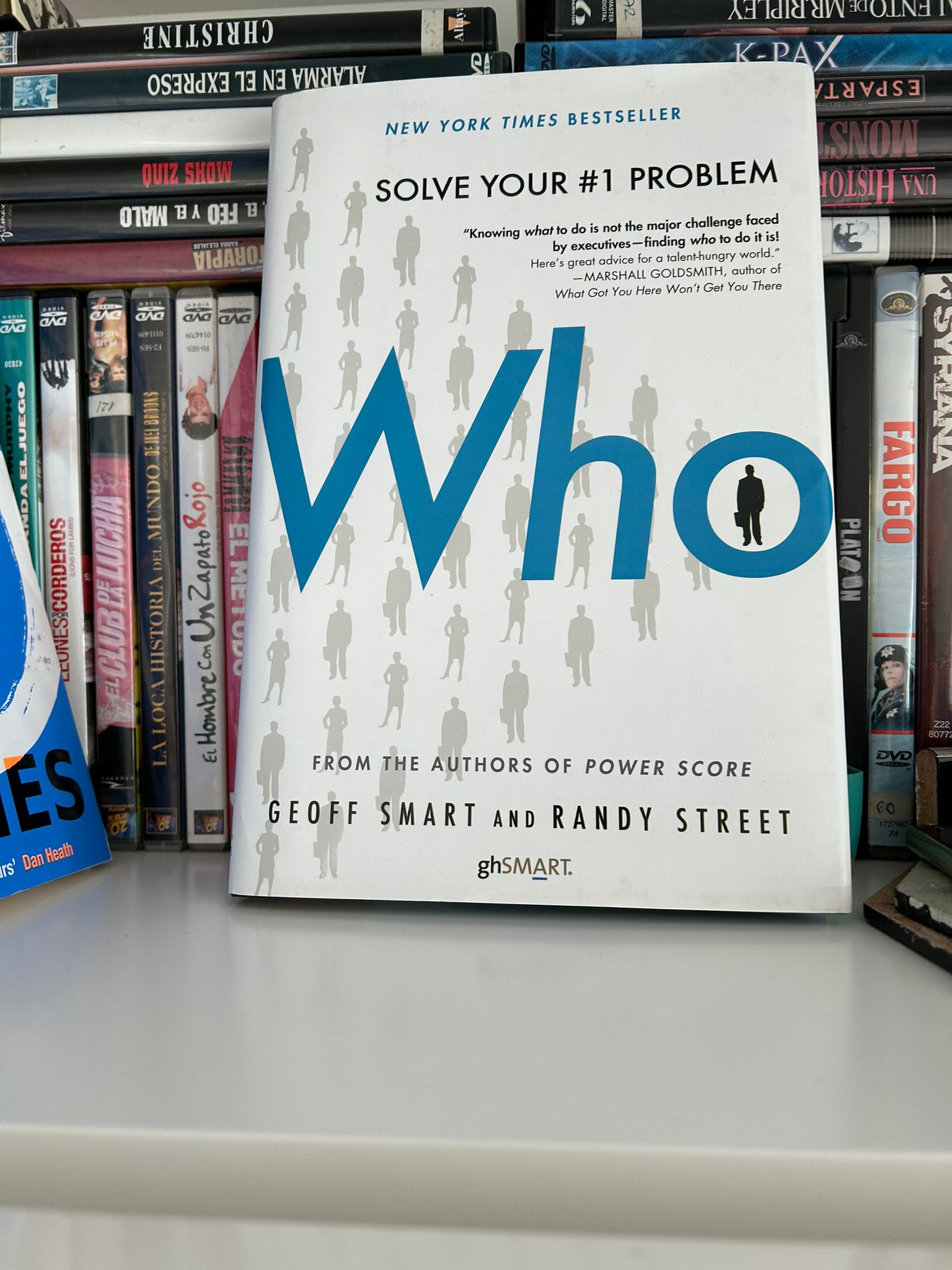 Libro Who The A Method for Hiring de Geoff Smart y Randy Street en una estantería