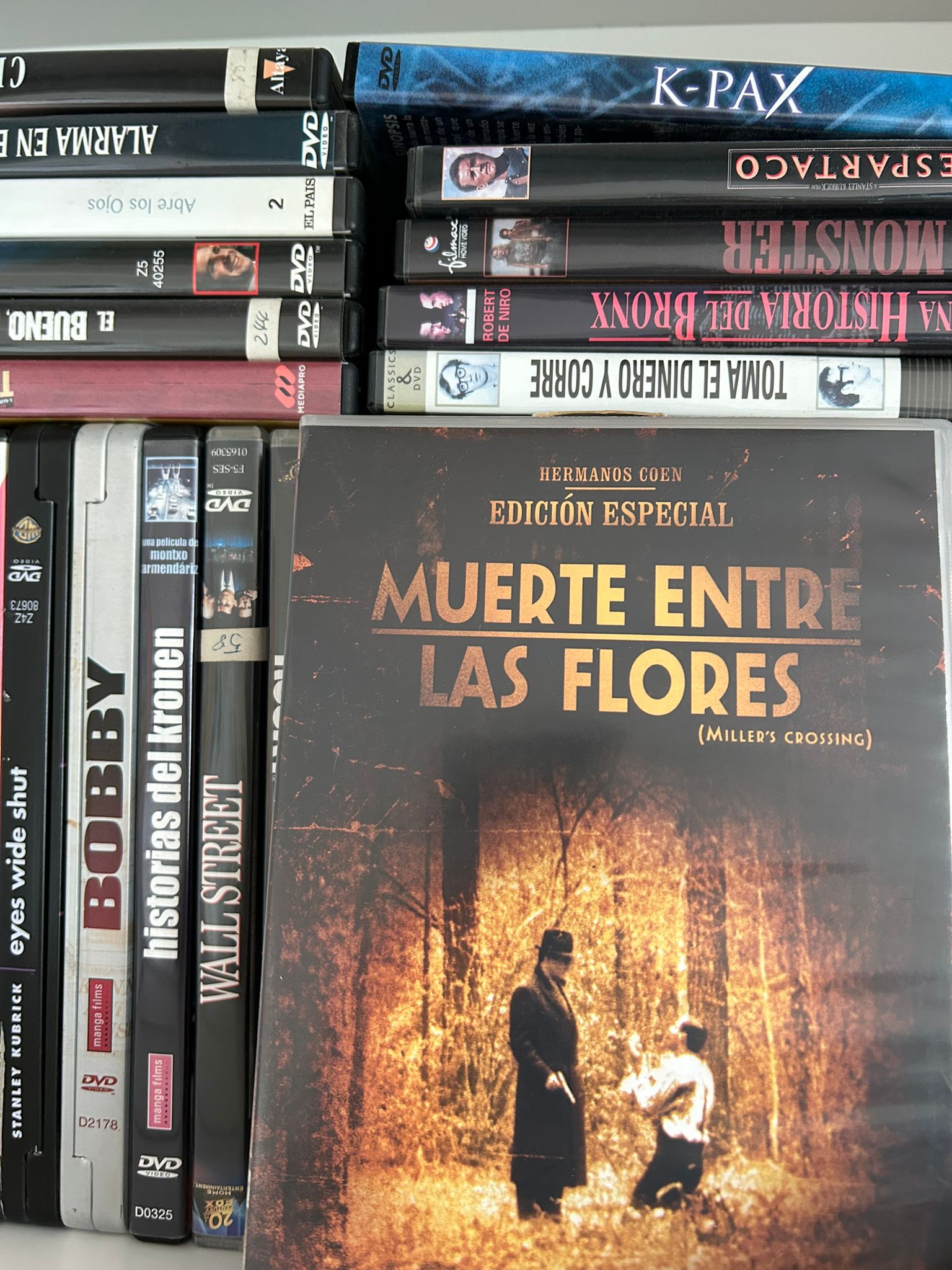 DVD de la pelicula Muerte entre las Flores de los hermanos Coen junto a otras peliculas de cine negro