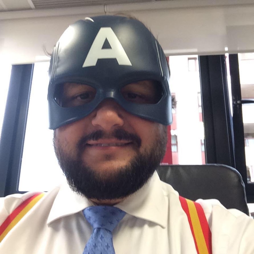 Selfie en la oficina con mascara del Capitan America, camisa y tirantes rojos y amarillos