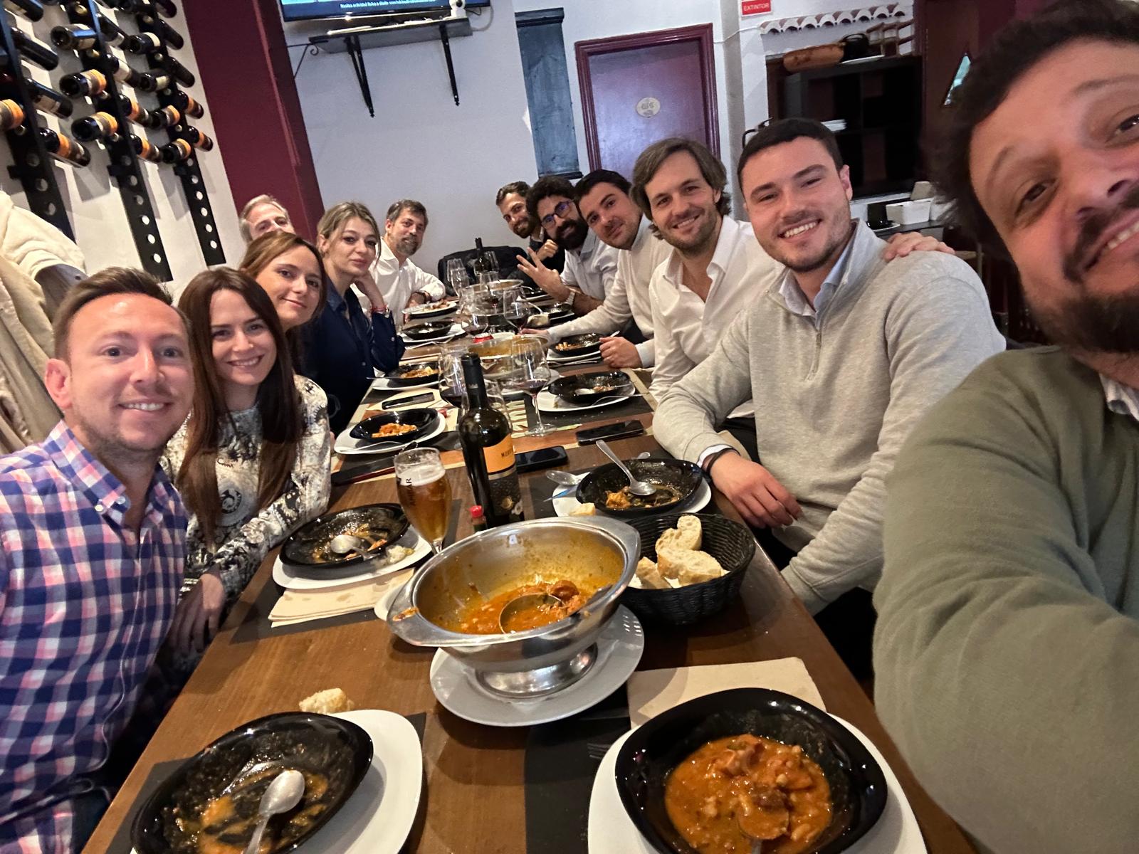 Selfie del equipo W Energia durante una comida en un restaurante, sonriendo alrededor de la mesa
