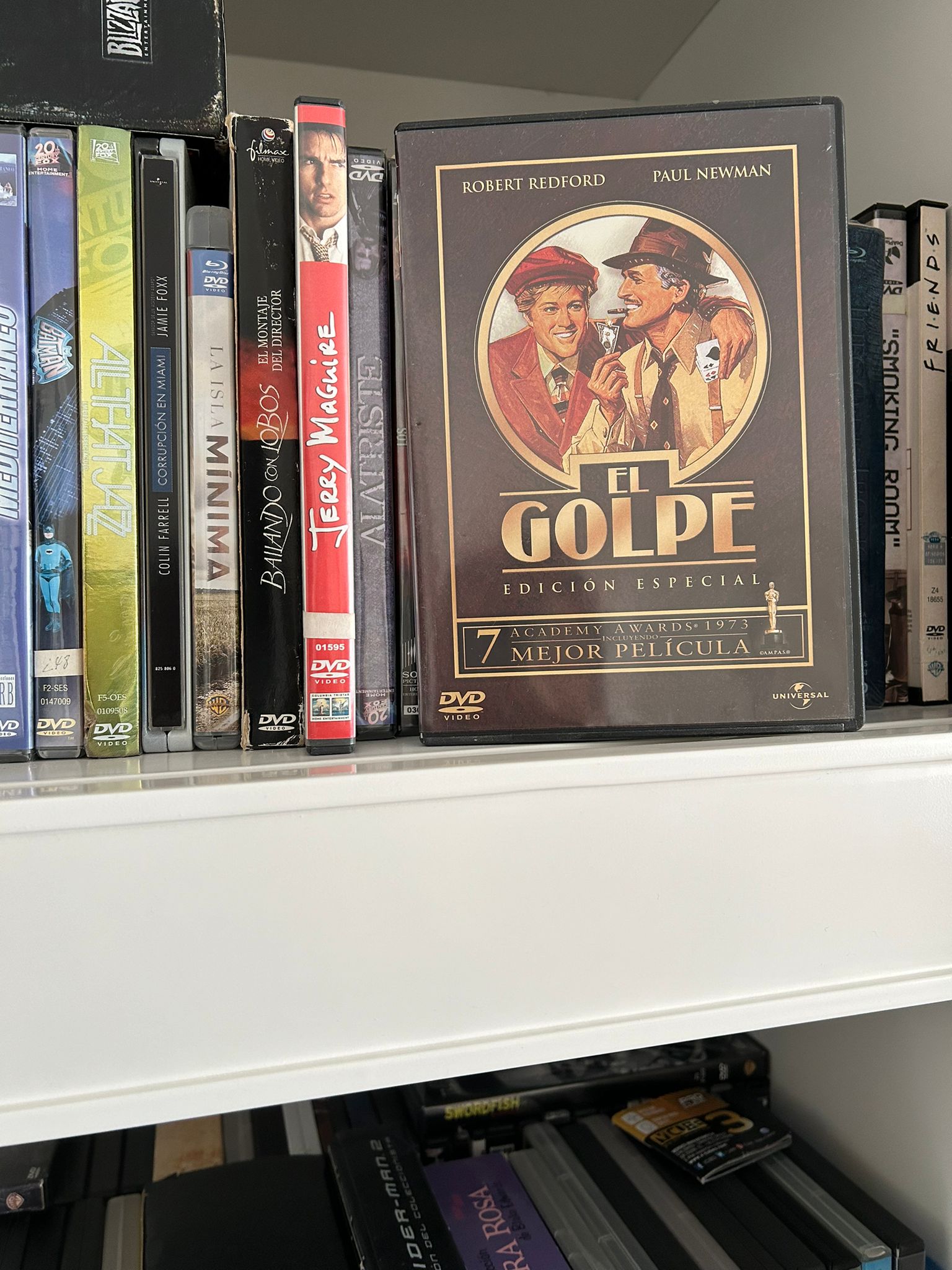 Carátula del DVD de la película El Golpe con Robert Redford y Paul Newman en una estantería