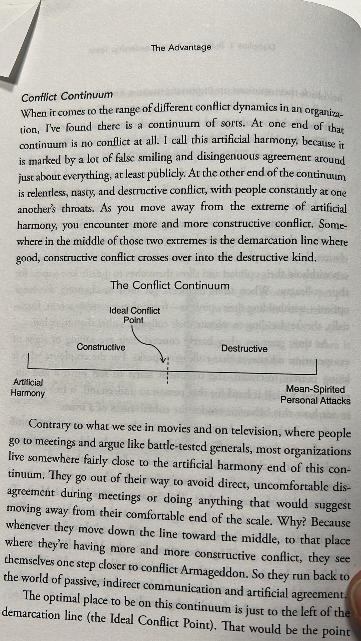 Página del libro con el esquema Conflict Continuum entre armonía artificial y ataques destructivos