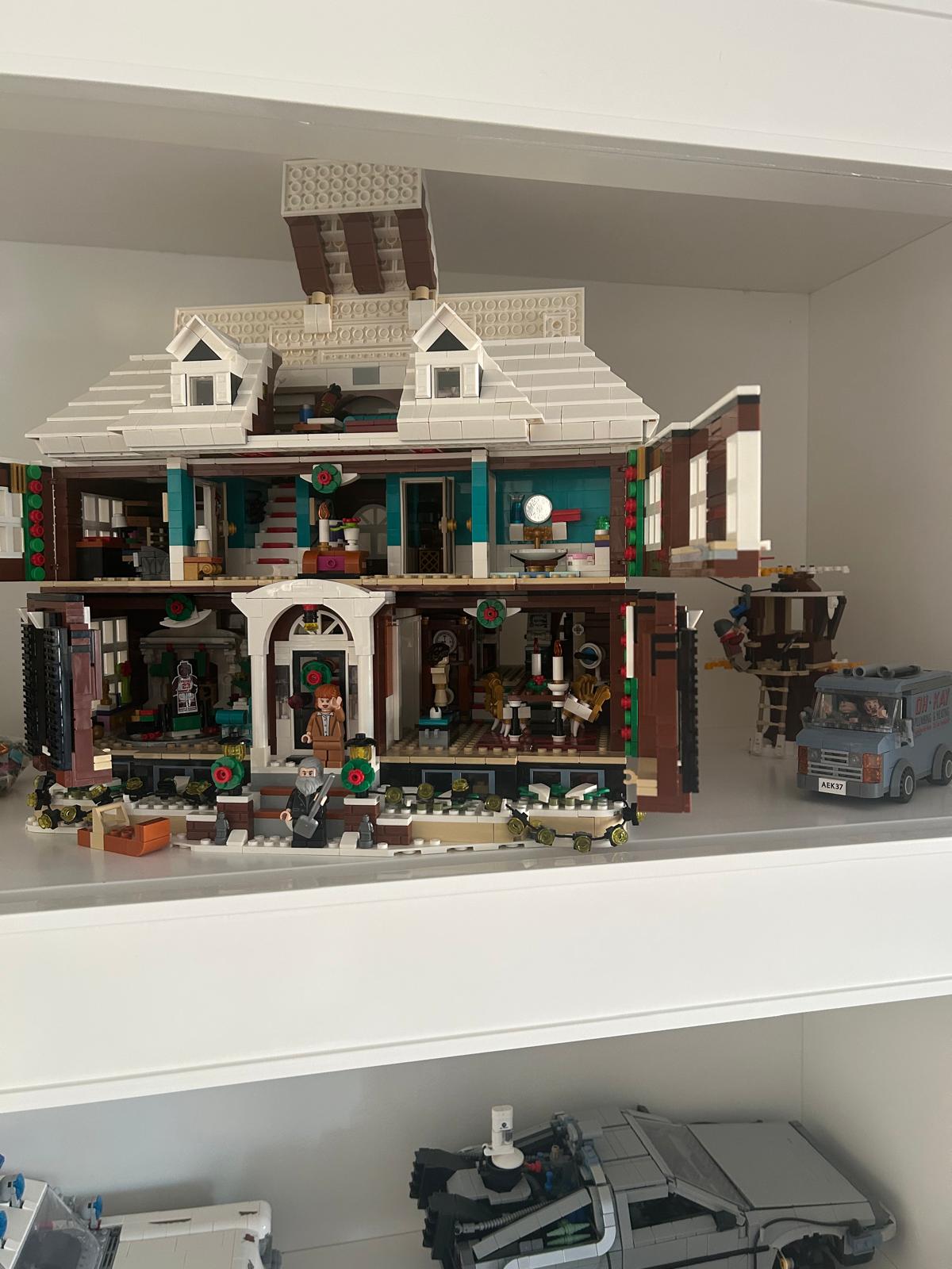 Maqueta LEGO de la casa de Solo en Casa abierta mostrando sus habitaciones interiores