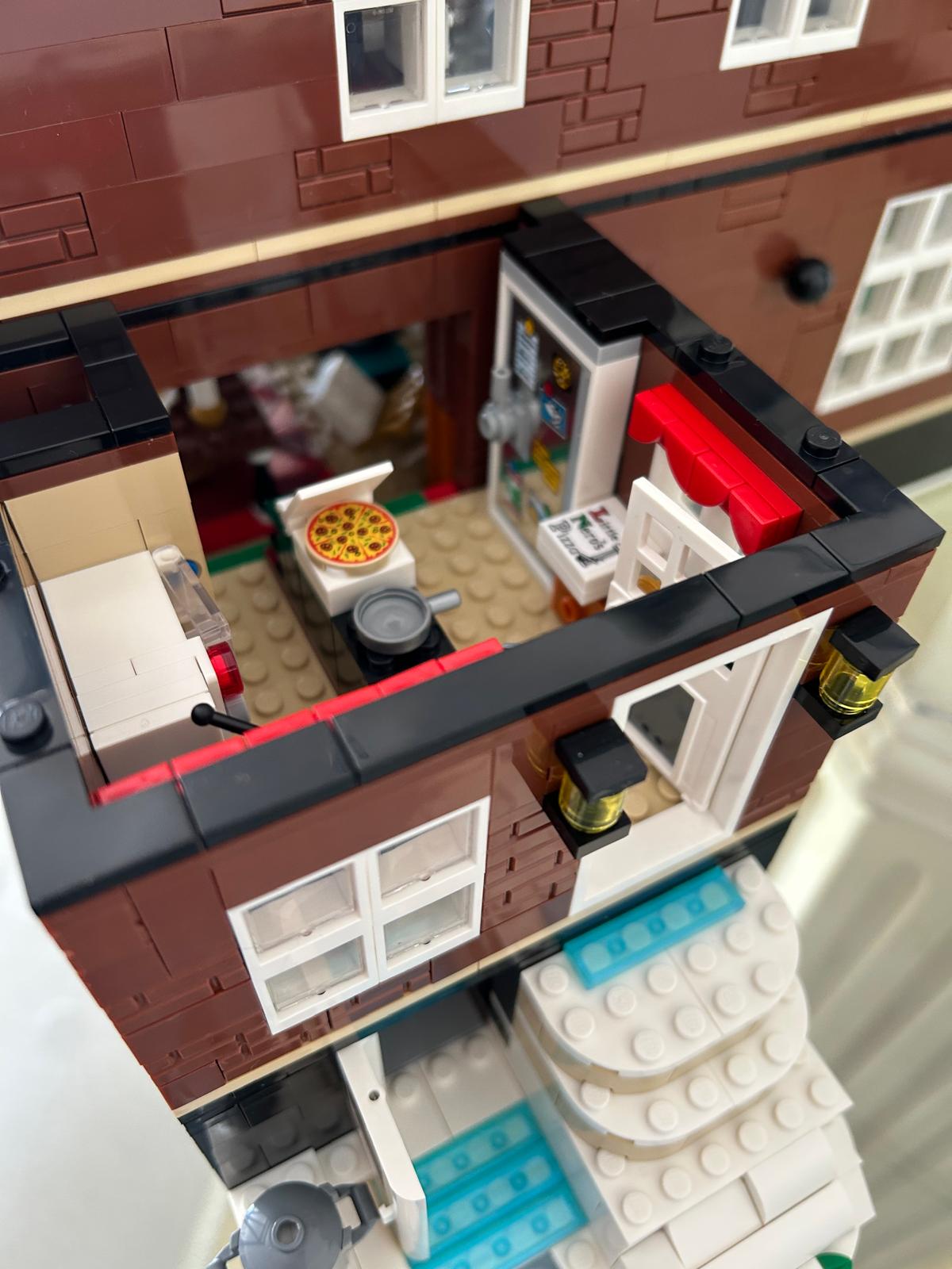 Detalle LEGO de la cocina de la casa de Solo en Casa con una pizza y nevera