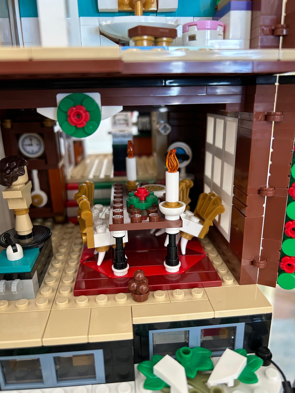 Detalle LEGO del comedor de la casa de Solo en Casa con mesa, sillas y velas