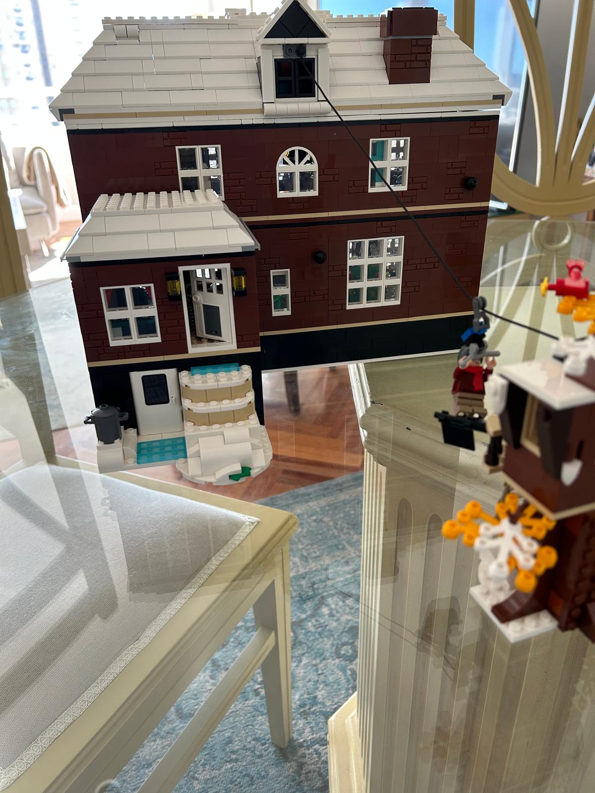 Fachada de la maqueta LEGO de la casa de Solo en Casa vista sobre una mesa de cristal