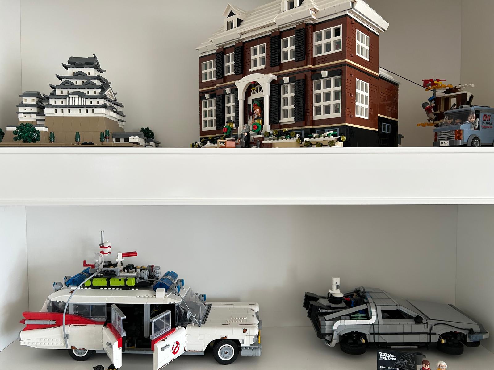 Estantería con maquetas LEGO: casa de Solo en Casa, castillo japonés, Ecto-1 y DeLorean