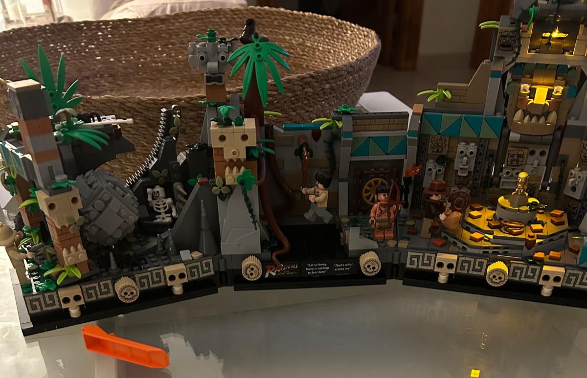 Maqueta LEGO del Templo Maldito de Indiana Jones con selva, calaveras y minifiguras
