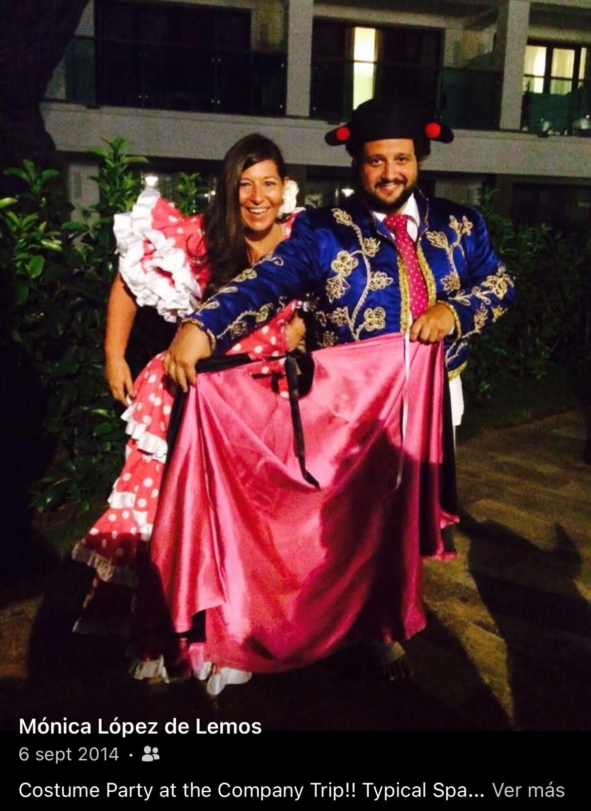 Pareja disfrazada de flamenca y torero en una fiesta de empresa de PageGroup