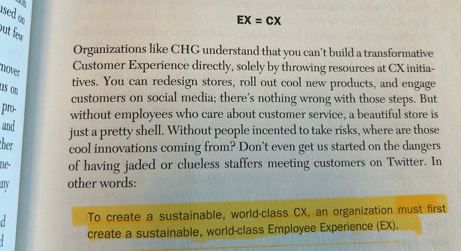 Página de libro con la idea EX igual a CX y frase subrayada sobre crear una experiencia del empleado de primer nivel