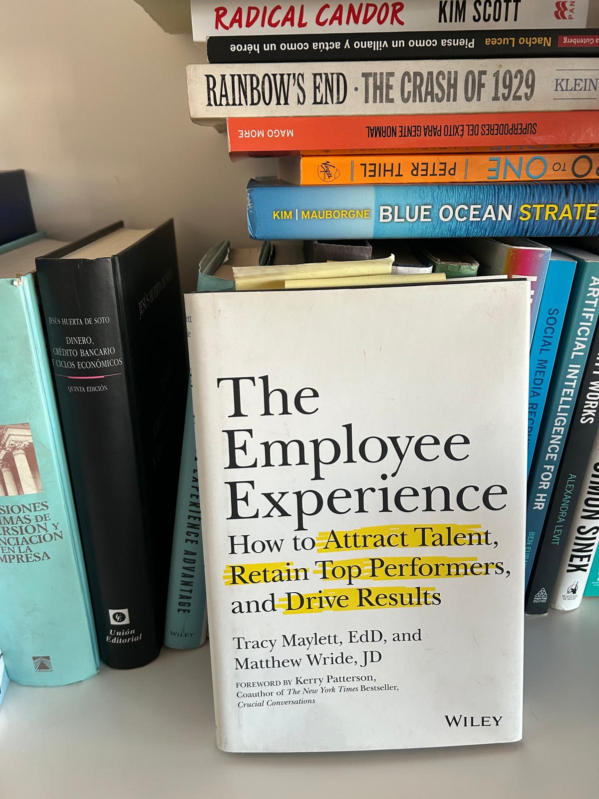 Libro The Employee Experience de Tracy Maylett y Matthew Wride en una estantería junto a otros títulos de management