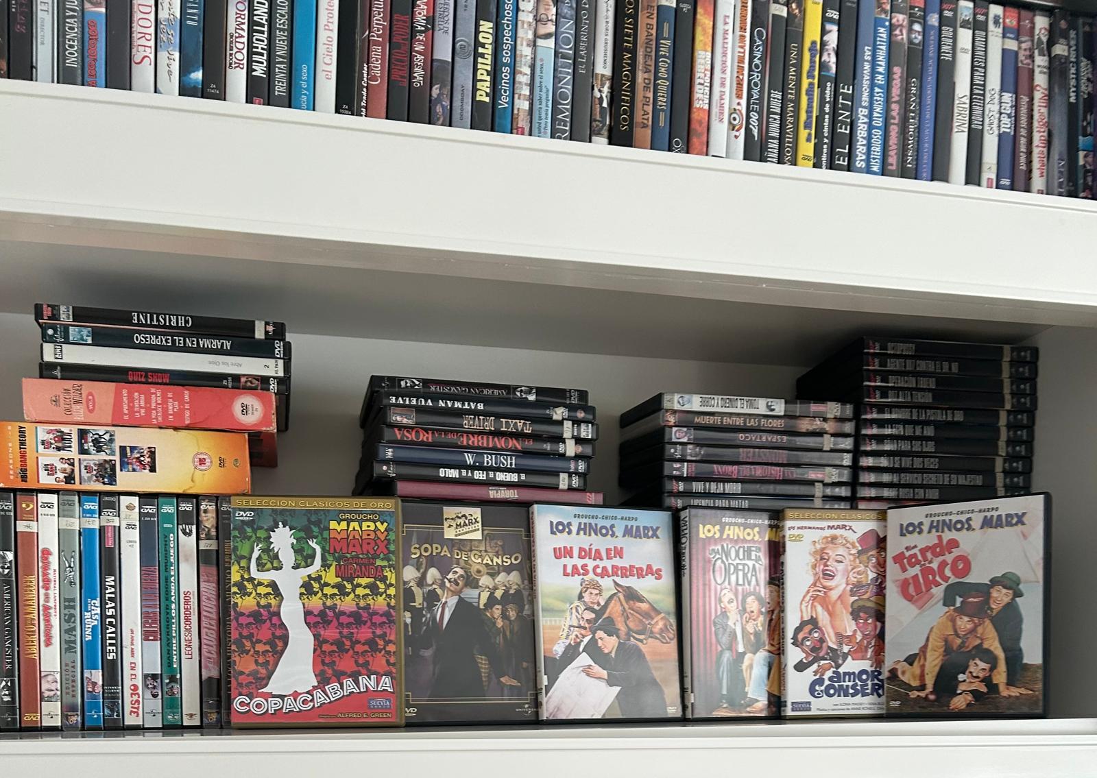 Estantería con DVDs de películas de los Hermanos Marx como Sopa de ganso y Una noche en la ópera