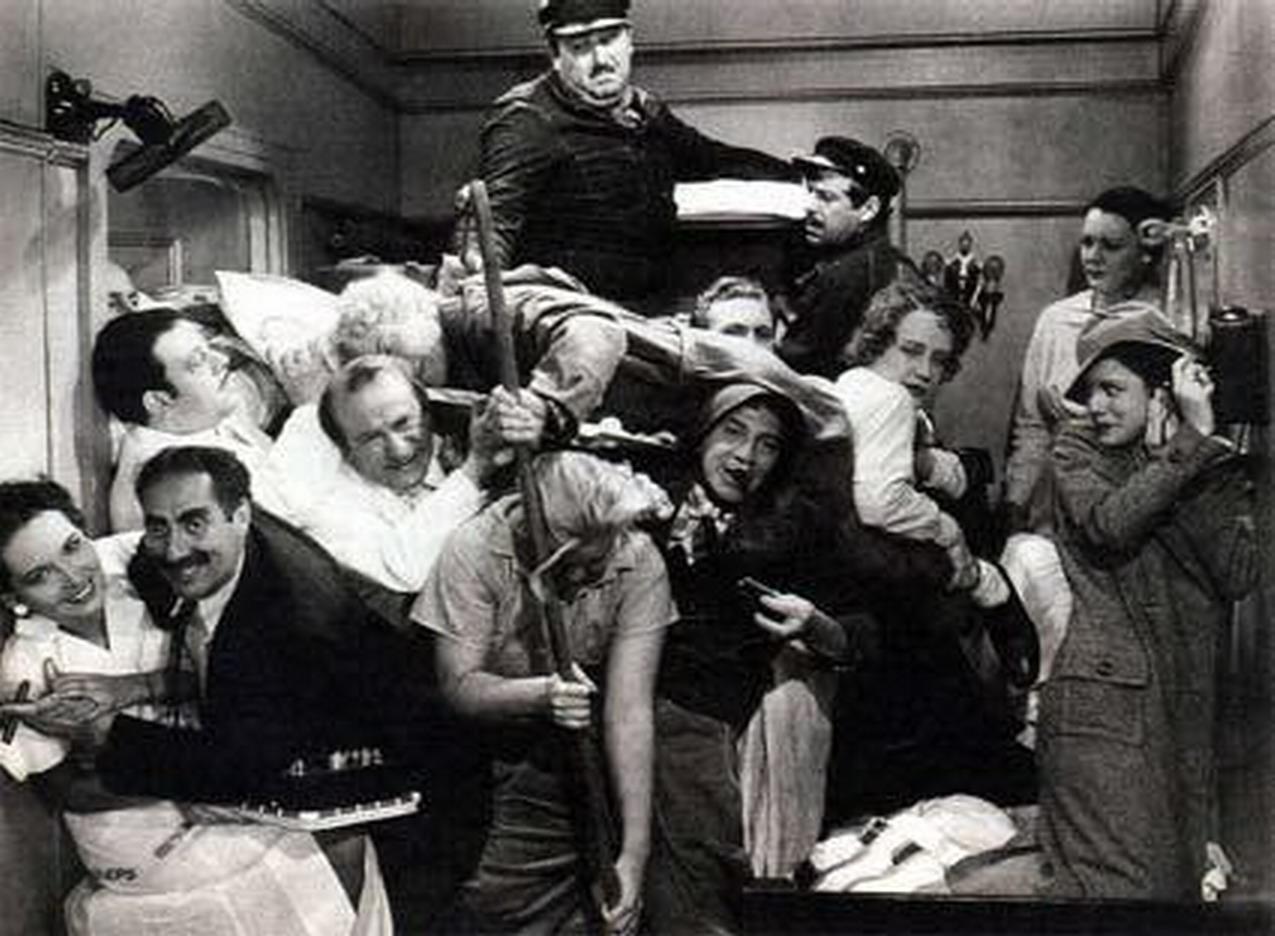Escena del camarote abarrotado de Una noche en la ópera con Groucho Marx y mucha gente apretada