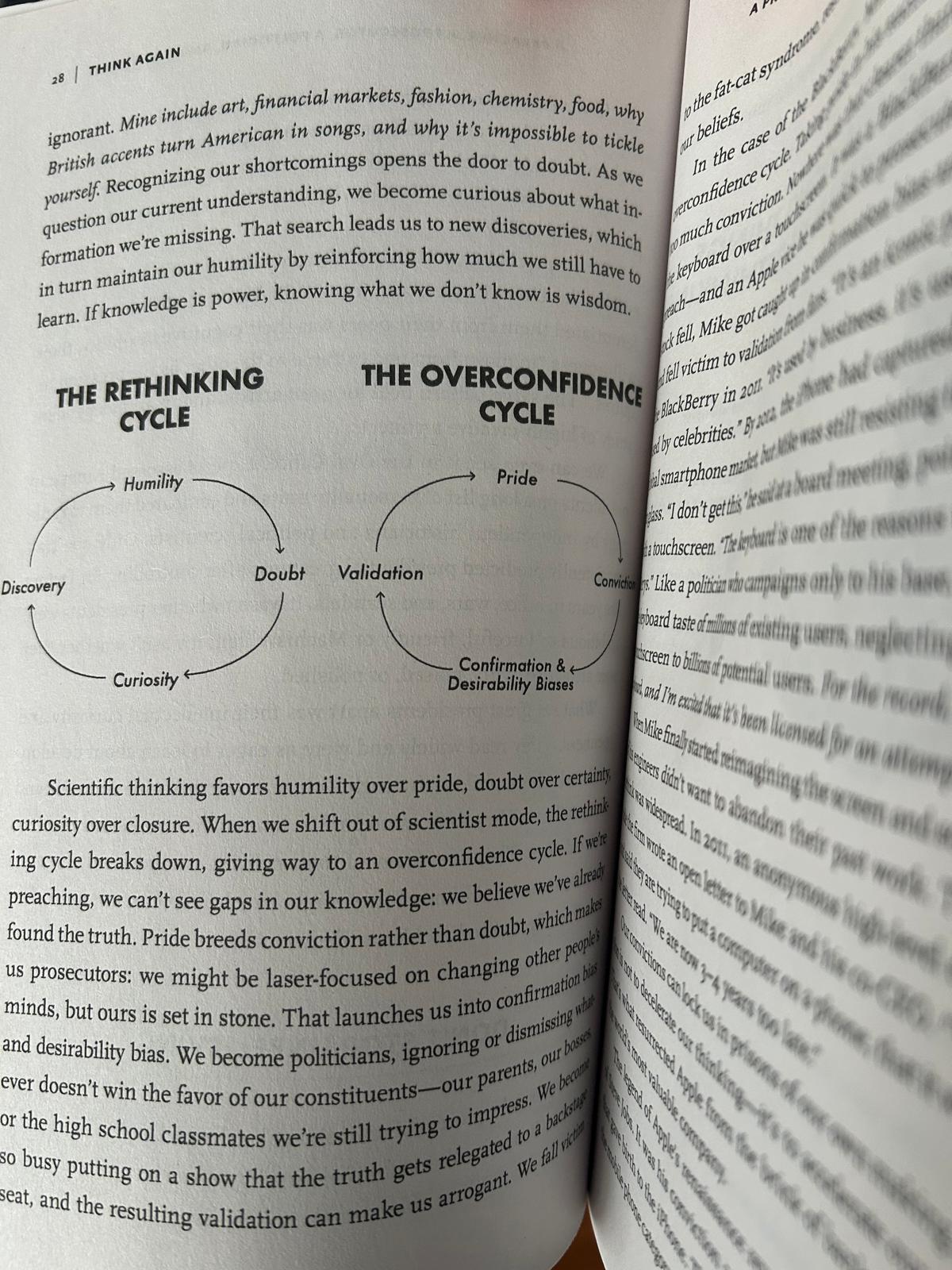 Páginas de Think Again con los diagramas del ciclo del replanteamiento y del ciclo del exceso de confianza