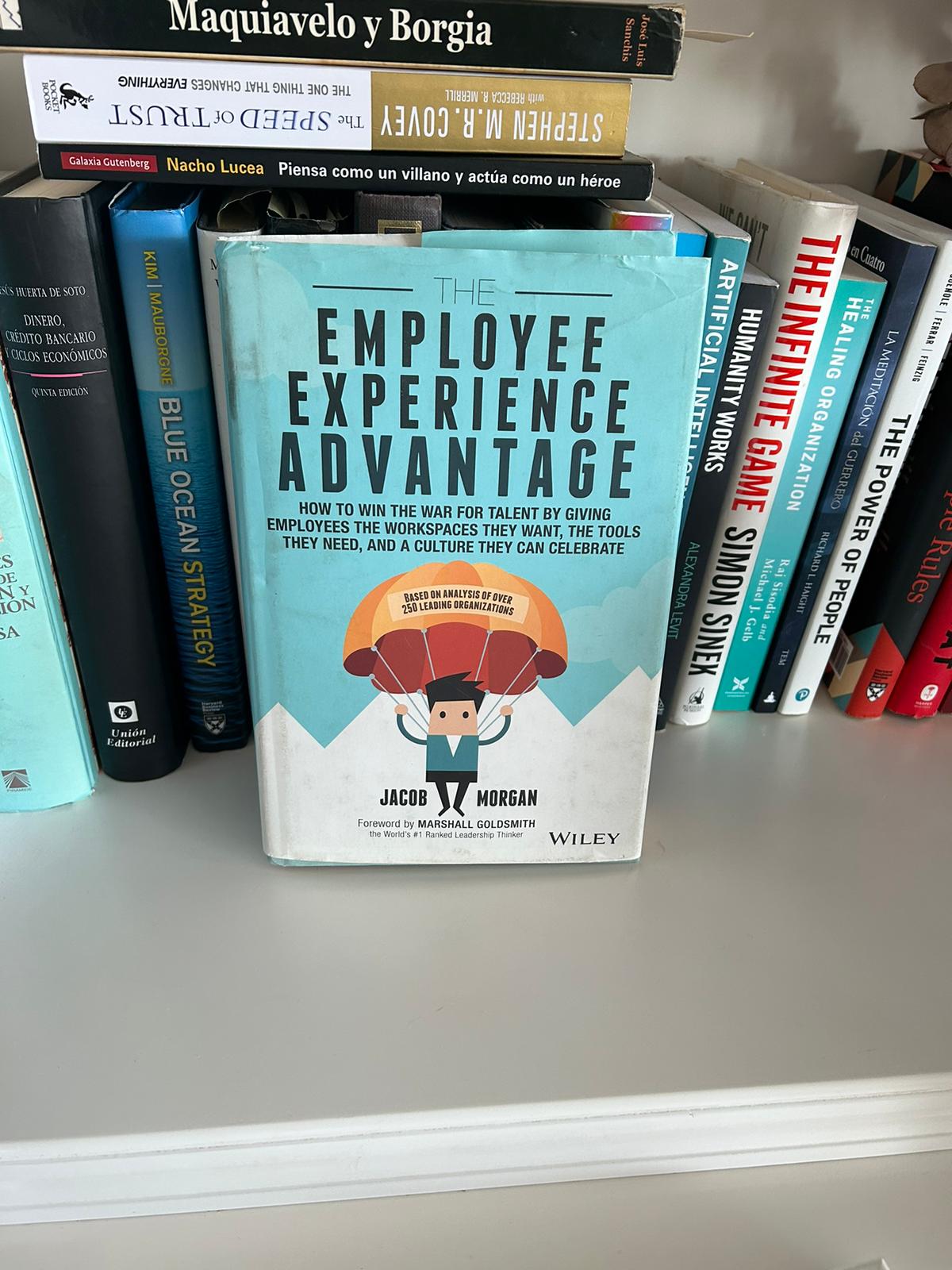 Libro The Employee Experience Advantage de Jacob Morgan en una estanteria entre clasicos de management