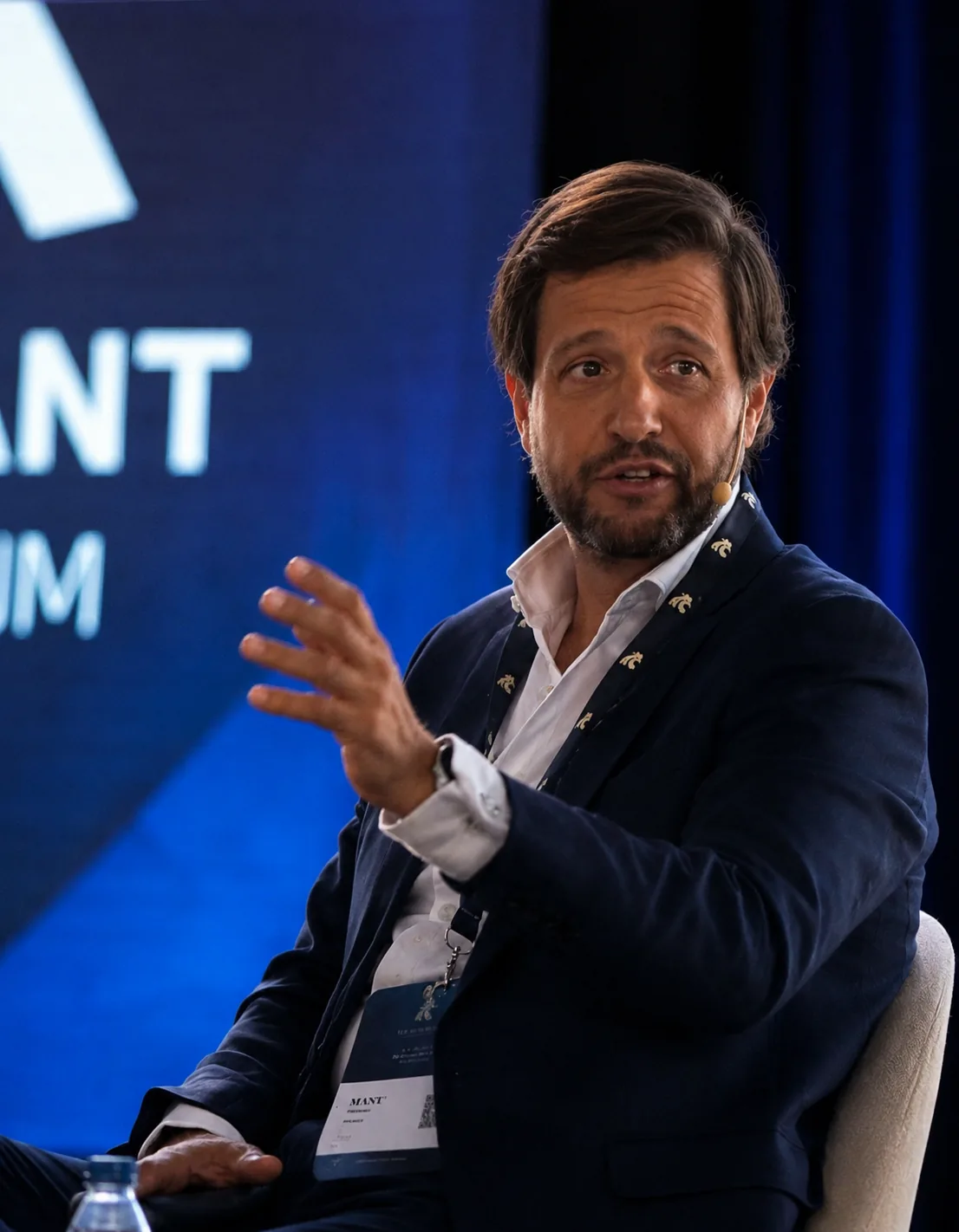 Manu Soriano interviniendo en un panel de una conferencia